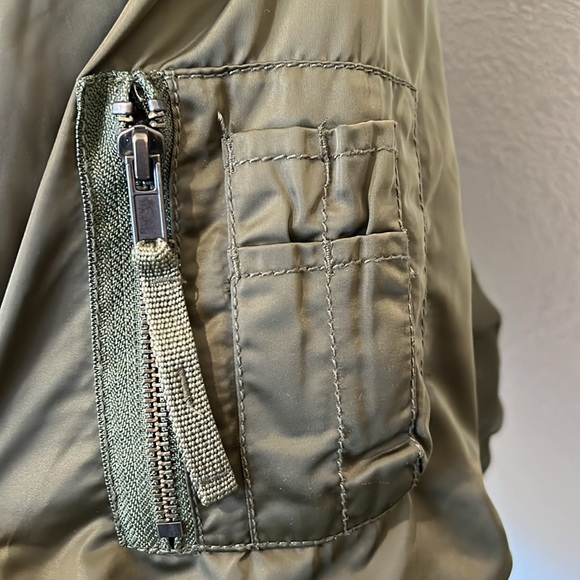 Gap bomber/puffer jacket, size Small. Like new. - Picture 4 of 9